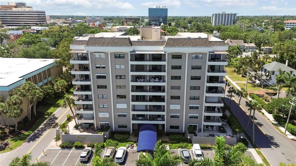 Image 45 of property listing at 1400 BARCARROTA BOULEVARD 201, Bradenton, FL 34205