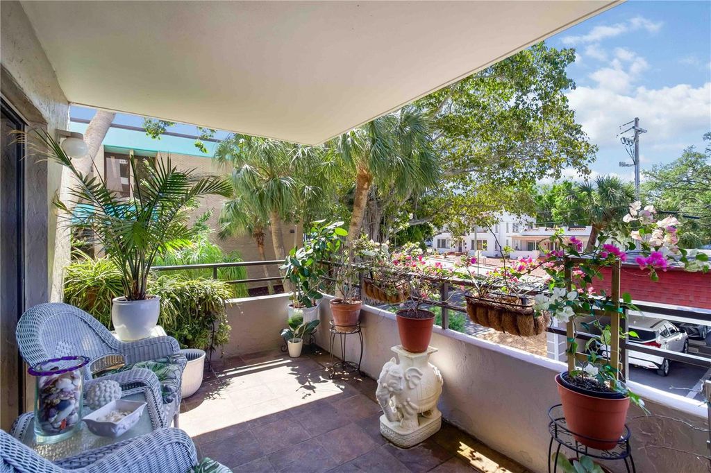 Image 6 of property listing at 1400 BARCARROTA BOULEVARD 201, Bradenton, FL 34205