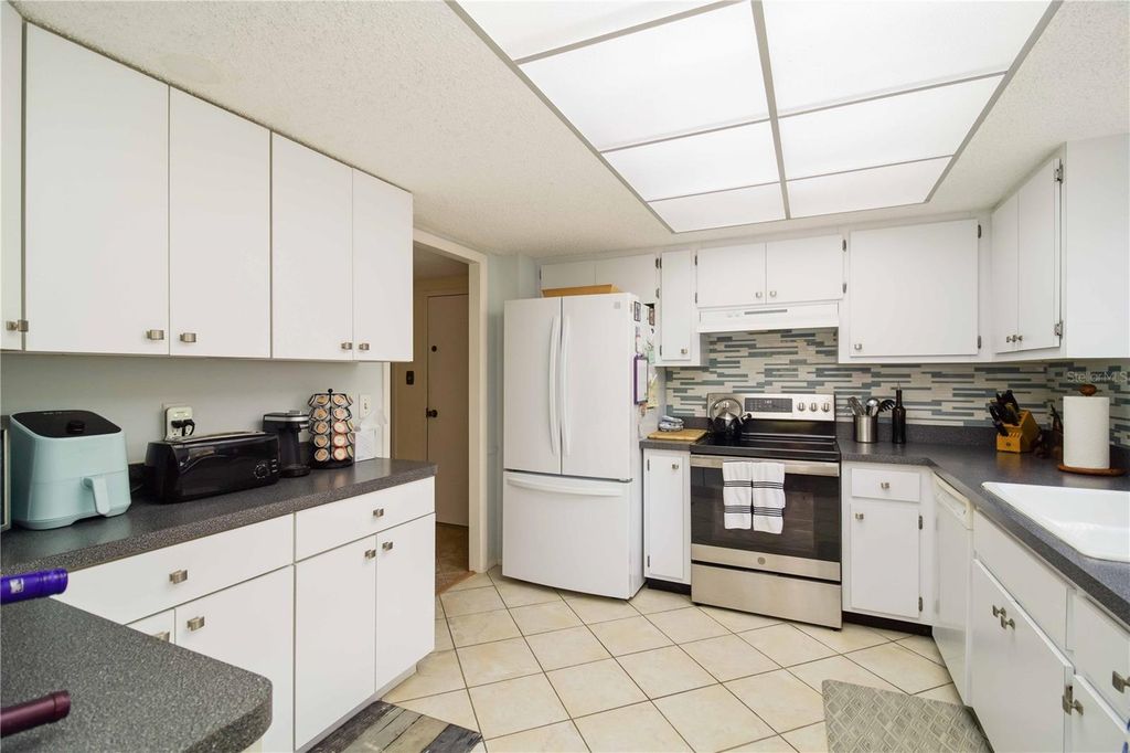 Image 9 of property listing at 1400 BARCARROTA BOULEVARD 201, Bradenton, FL 34205