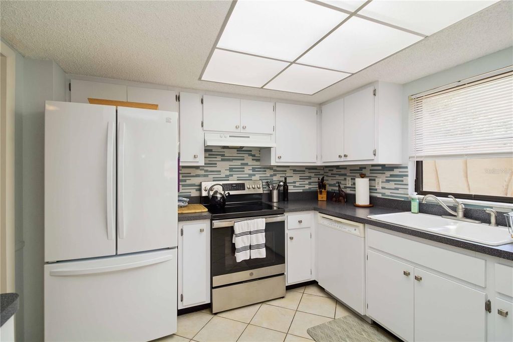 Image 10 of property listing at 1400 BARCARROTA BOULEVARD 201, Bradenton, FL 34205