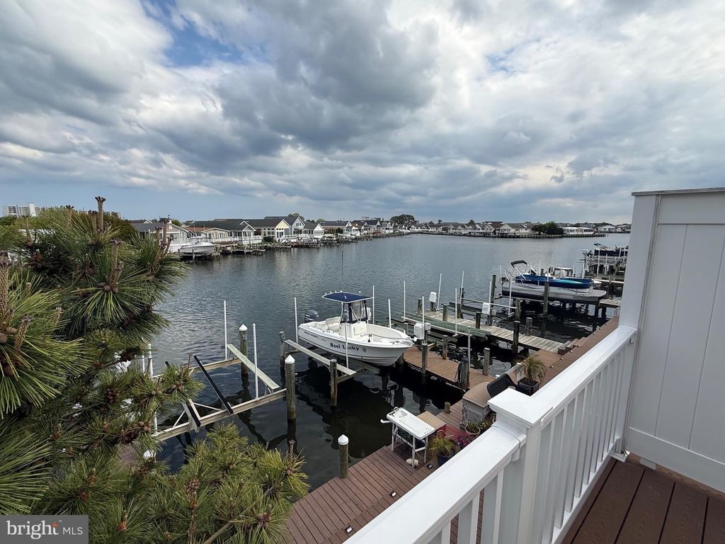 Image 4 of property listing at 13514-E HOLLY LN #3A, Ocean City, MD 21842