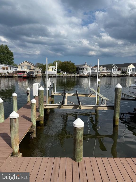 Image 7 of property listing at 13514-E HOLLY LN #3A, Ocean City, MD 21842