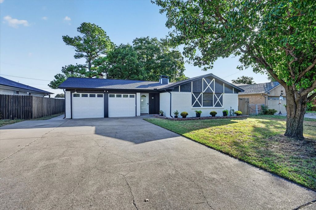 728 Douglas Street, Burleson, TX 76028 — photo 2