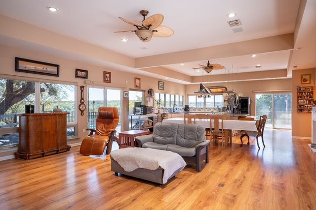 305 Teague Rd, Kerrville, TX 78028