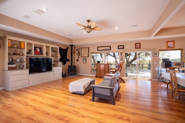 305 Teague Rd, Kerrville, TX 78028