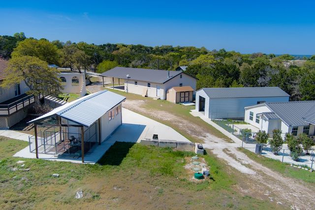 305 Teague Rd, Kerrville, TX 78028