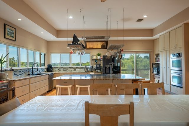 305 Teague Rd, Kerrville, TX 78028