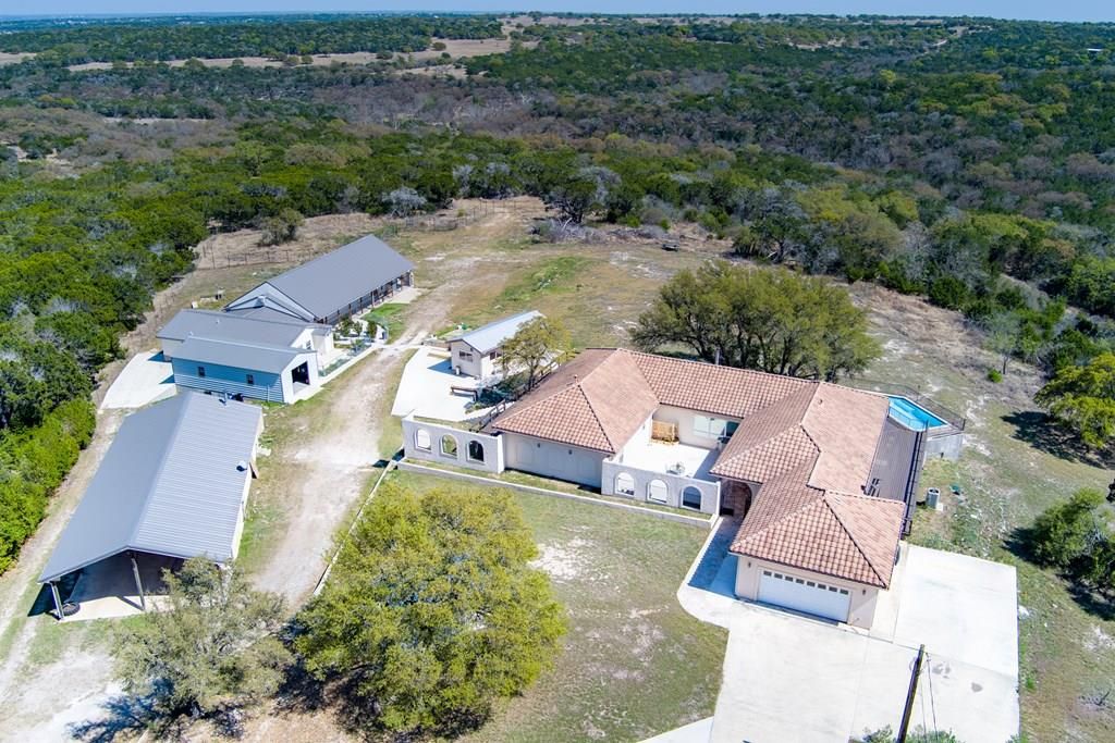 305 Teague Rd, Kerrville, TX 78028