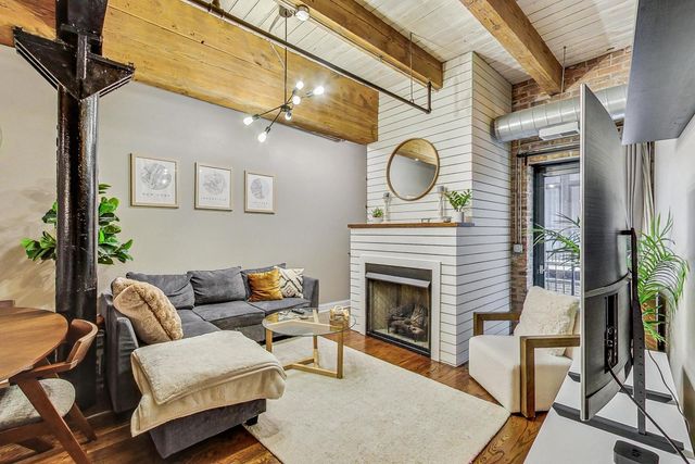 420 W Ontario Street 209, Chicago, IL 60654