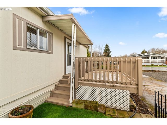 1400 CANDLELIGHT Dr 208, Eugene, OR 97402