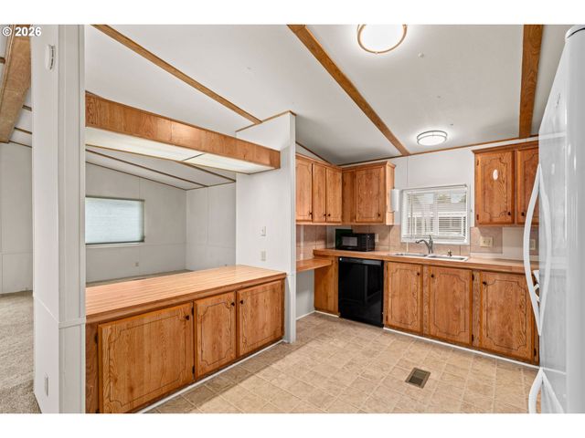 1400 CANDLELIGHT Dr 208, Eugene, OR 97402