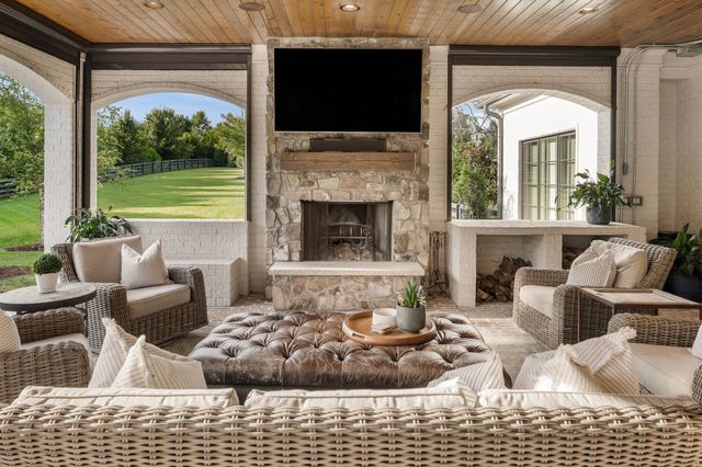 7223 Shagbark Ln, College Grove, TN 37046