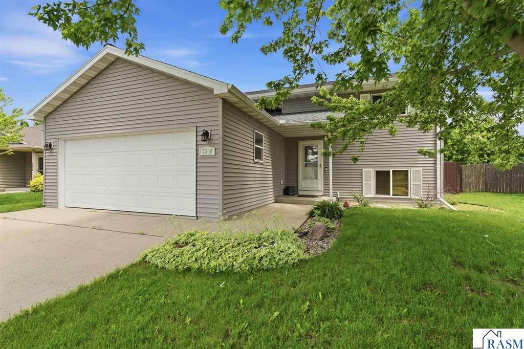 2208 Fairbanks Drive, North Mankato, MN 56003