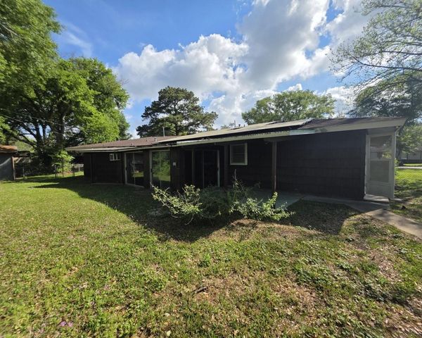 813 N Morgan Street, Angleton, TX 77515