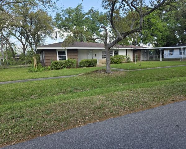 813 N Morgan Street, Angleton, TX 77515