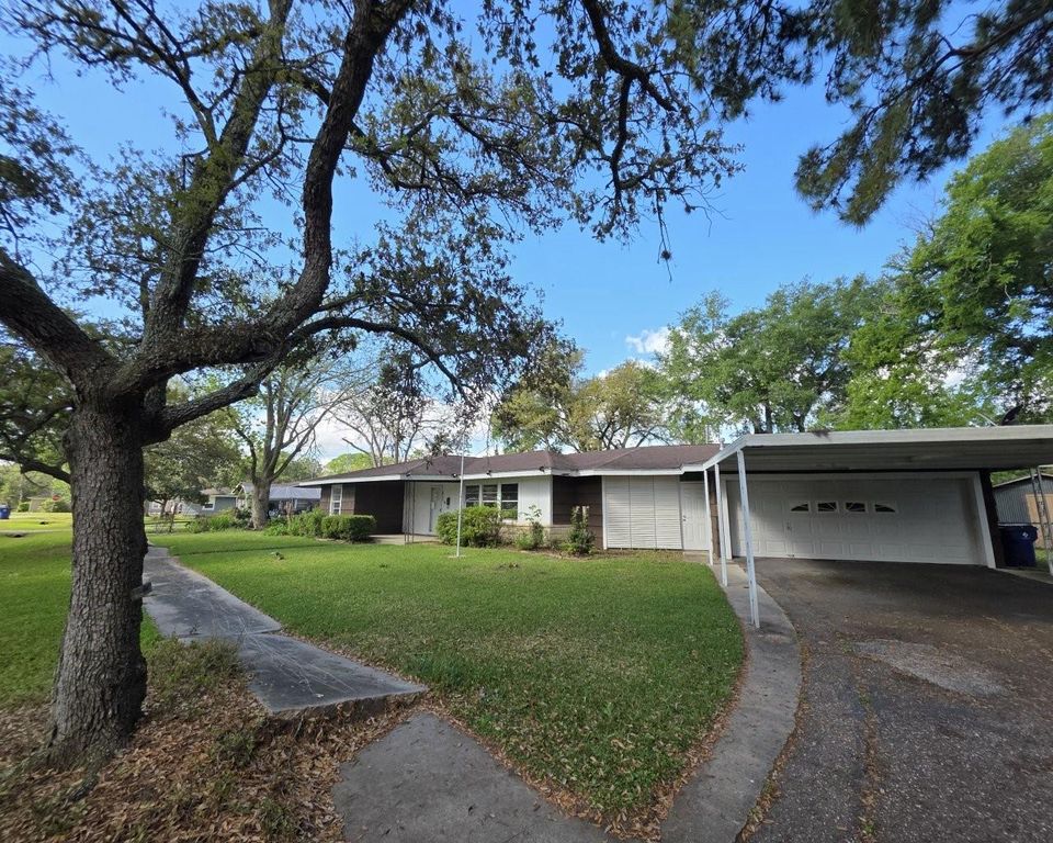 813 N Morgan Street, Angleton, TX 77515