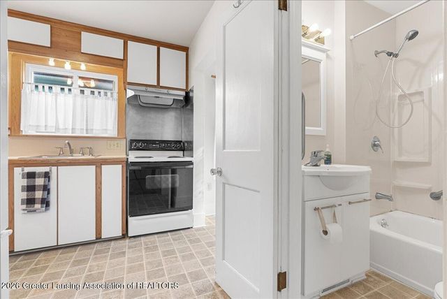 218 N Magnolia Avenue, Lansing, MI 48912