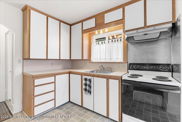 218 N Magnolia Avenue, Lansing, MI 48912