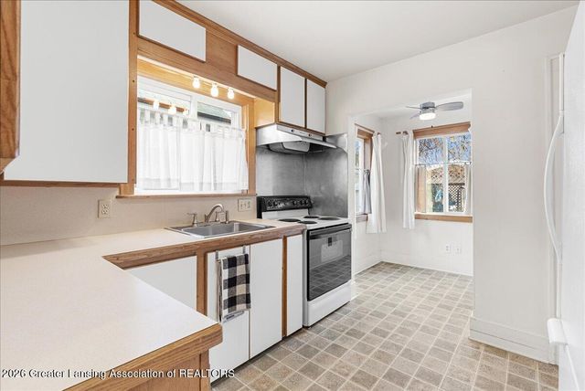 218 N Magnolia Avenue, Lansing, MI 48912