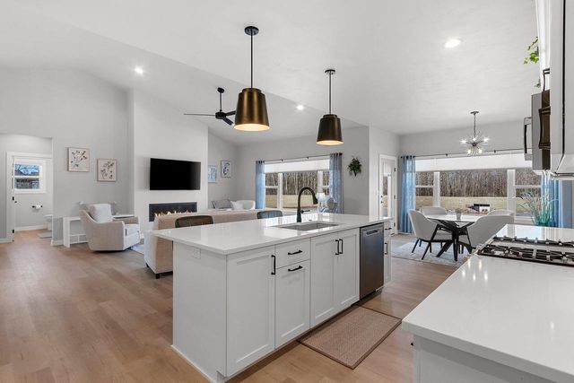 1652 TORCHWOOD TRAIL, De Pere, WI 54115