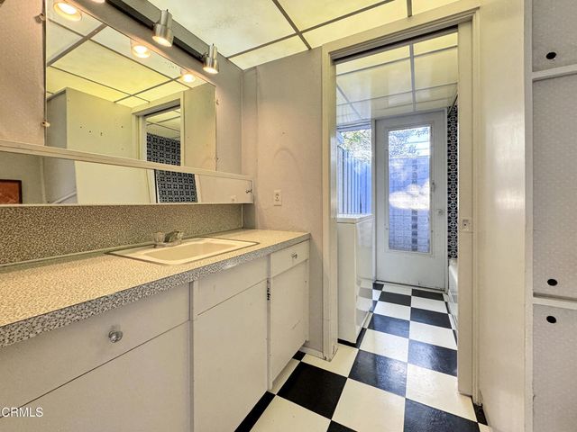 925 Monarch Drive, La Canada Flintridge, CA 91011