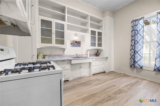 404 N Milam Street, Seguin, TX 78155