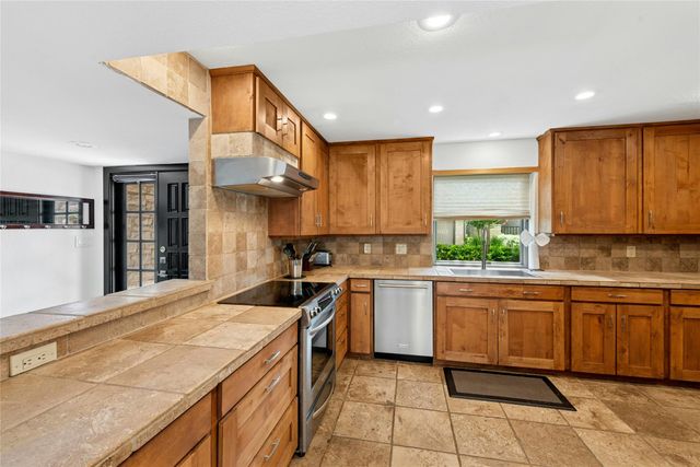 103 Birdie DR, The Hills, TX 78738