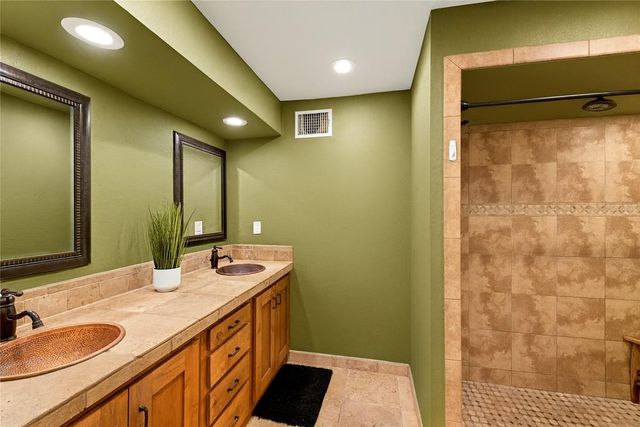 103 Birdie DR, The Hills, TX 78738
