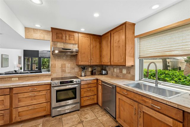 103 Birdie DR, The Hills, TX 78738