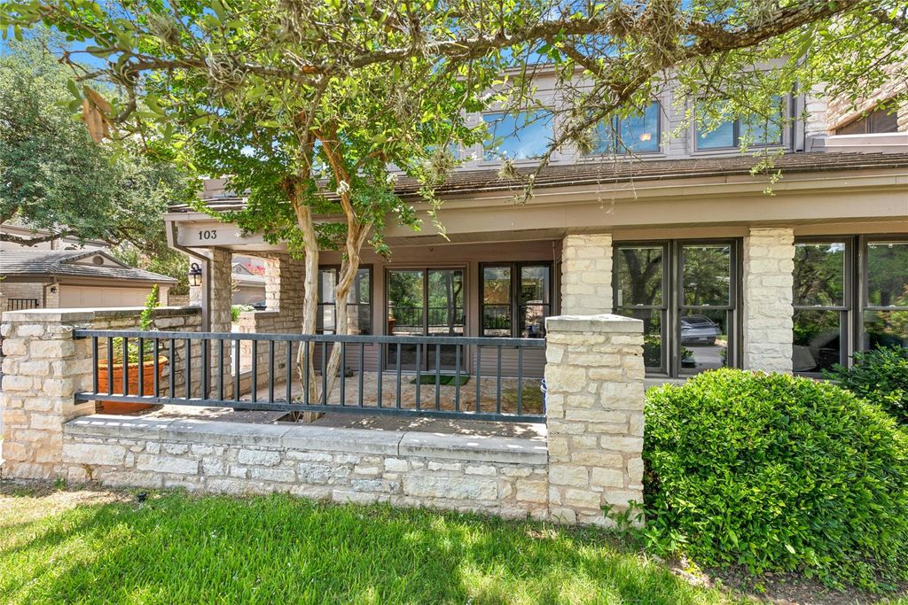 103 Birdie DR, The Hills, TX 78738