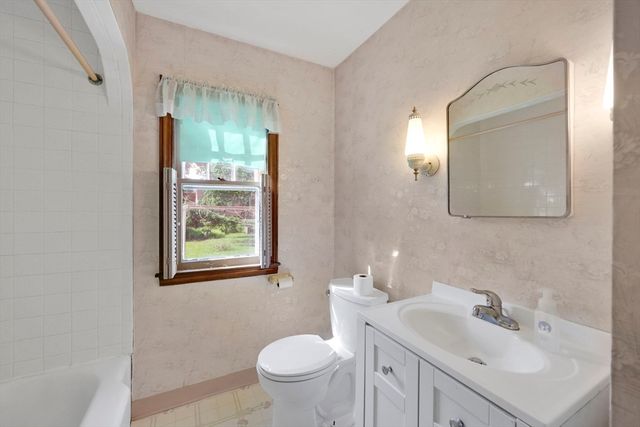 95 Kingsley St, Springfield, MA 01104
