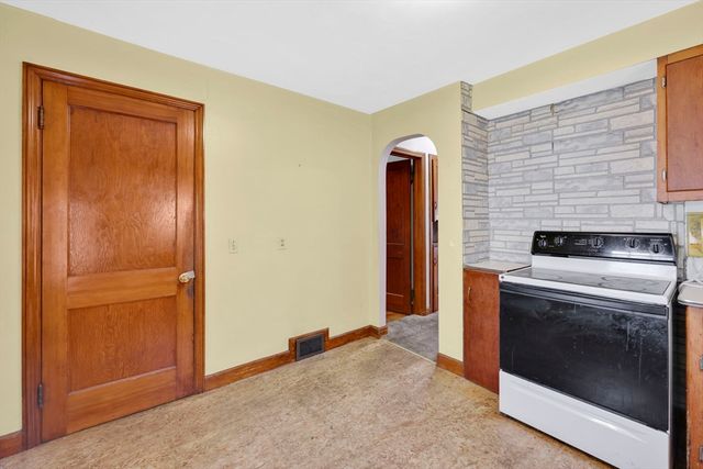 95 Kingsley St, Springfield, MA 01104