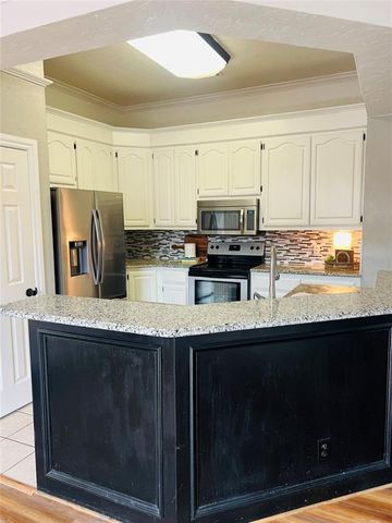 9420 Lansbrook Lane, Oklahoma City, OK 73162