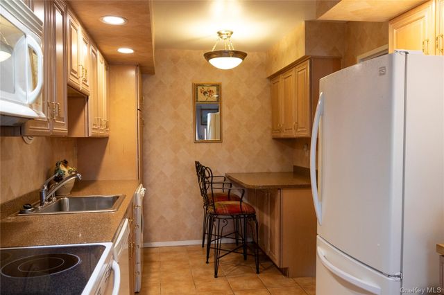 30 Greenridge Avenue 4E, White Plains, NY 10605