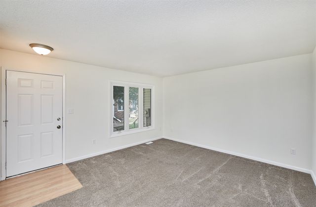 204 Holiday Circle 26, West Des Moines, IA 50265