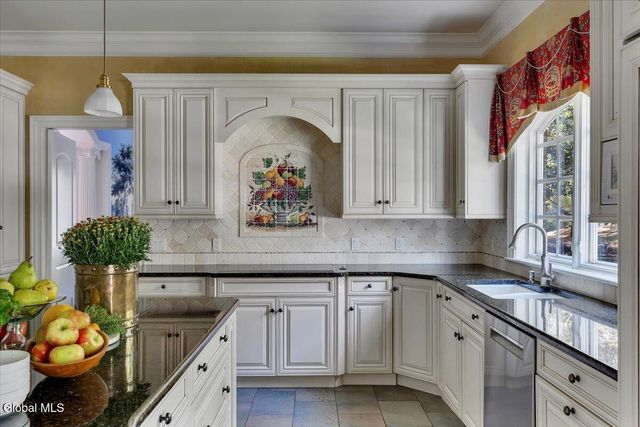 44 Turner Lane, Colonie, NY 12211