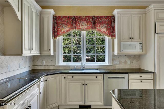 44 Turner Lane, Colonie, NY 12211