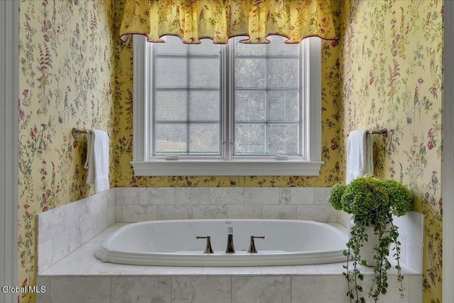 44 Turner Lane, Colonie, NY 12211