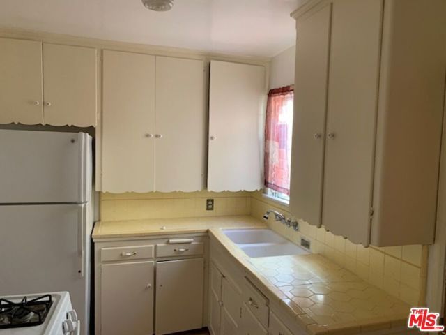 428 S Burlington Avenue, Los Angeles, CA 90057