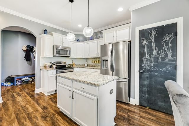 4104 Stony Point Dr, La Vergne, TN 37086