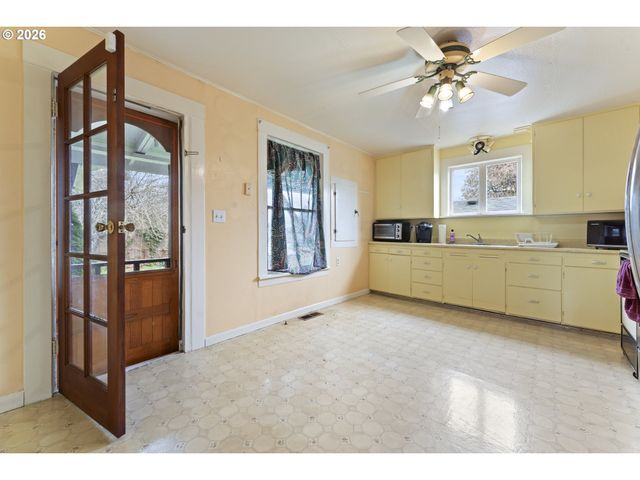 642 CLARK St, North Bend, OR 97459