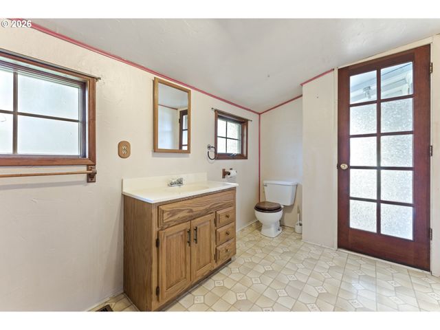 642 CLARK St, North Bend, OR 97459