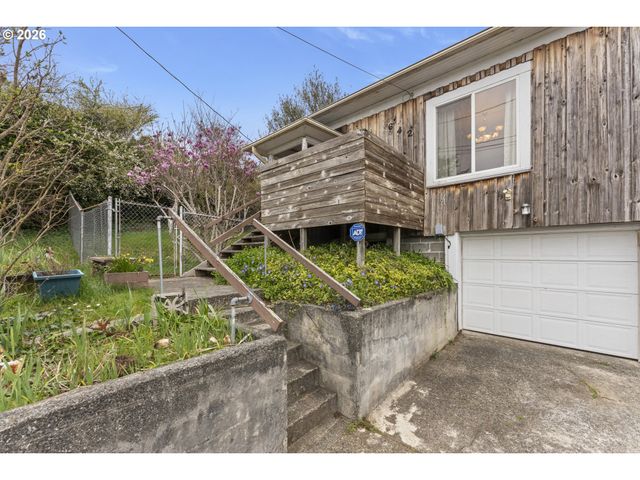 642 CLARK St, North Bend, OR 97459