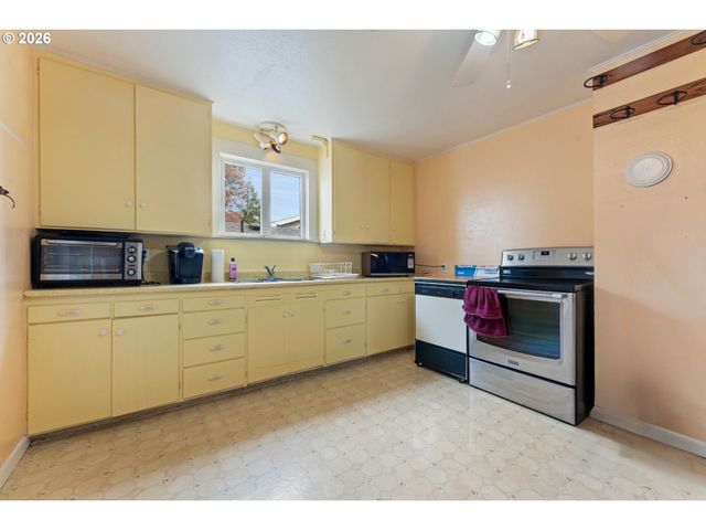 642 CLARK St, North Bend, OR 97459