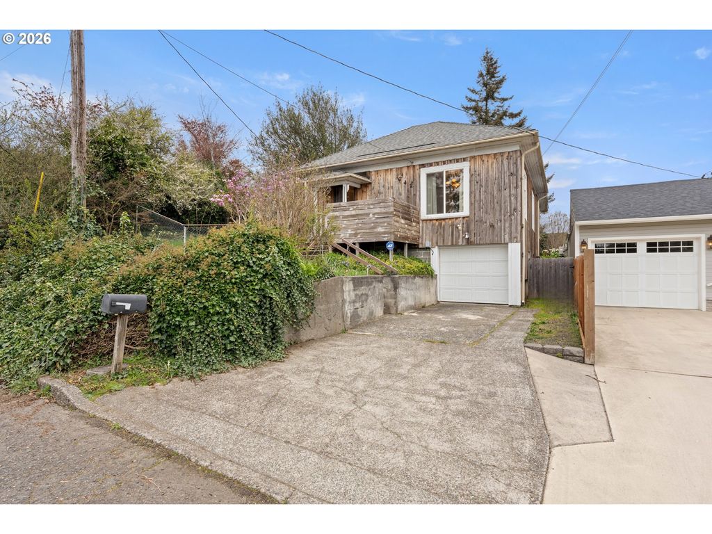 642 CLARK St, North Bend, OR 97459