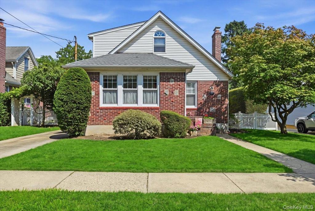 73 Chestnut Avenue, Floral Park, NY 11001 — photo 2
