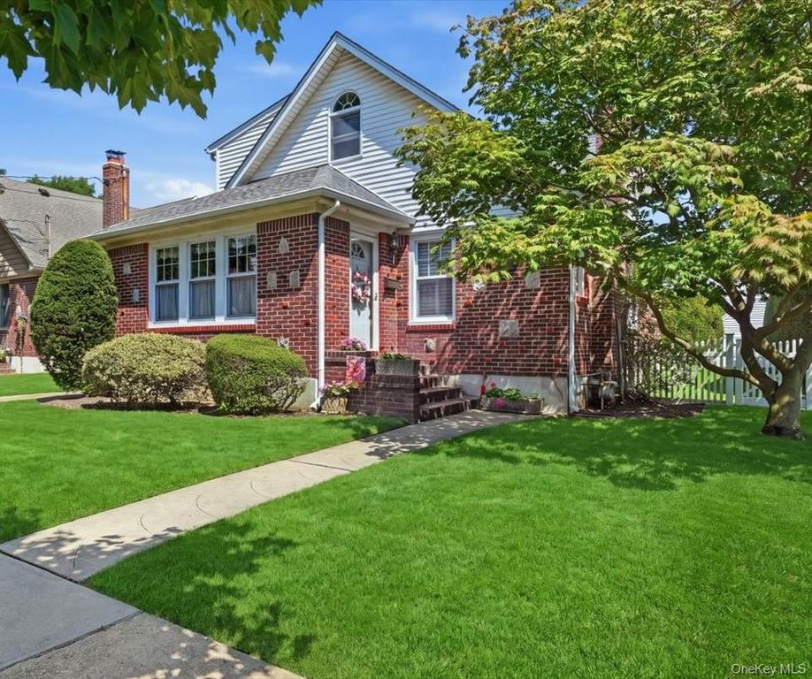 73 Chestnut Avenue, Floral Park, NY 11001 — photo 3