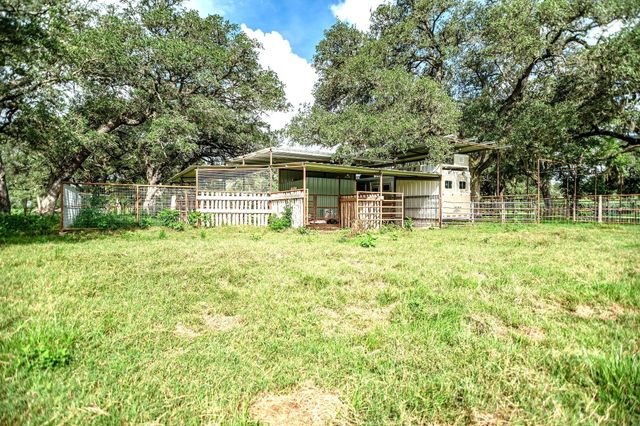 2133 Co Rd 125, Edna, TX 77957