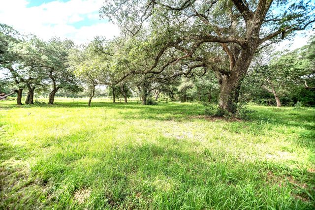 2133 Co Rd 125, Edna, TX 77957