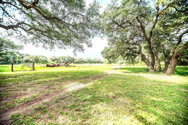 2133 Co Rd 125, Edna, TX 77957